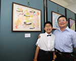 蔡昱安（左）與父親心臟科醫師蔡智禮（右），兩人在昱安的繪畫創作前合影。（高市教育局提供）