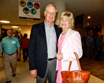 Thomas Kruse先生和Barbara Matous女士一同观看了2016年5月3日晚在堪萨斯州威奇托市的神韵演出。（陈香君／大纪元）