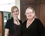 Kerry Majher和母親SHARI RUBERSON一起觀看了5月3日堪薩斯州威奇托的神韻演出。（Cat Rooney／大紀元）