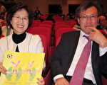 5月4日晚，税务师蔡浩柄偕妻子观赏了美国神韵世界艺术团在韩国蔚山的最后一场演出。（戴徳蔓／大纪元）
