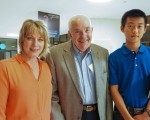 慈善机构执行主任Tona Turner和父亲及在她家寄宿的中国留学生5月4日一起观看了神韵纽约艺术团在美国堪萨斯威奇托市的演出。（温文清/大纪元）