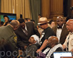 5月3日，在旧金山市府前绝食抗议的布莱克威尔（Selassie Blackwell，中间坐轮椅者）到市议会陈情，打断了进行中的市议会议程。（周凤临／大纪元）
