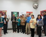 多位亞裔社區出席了紀念書籤發布會，左四為華裔畫家馮蓮聰。（溫文清/大紀元）
