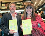 電視主播Debbie Correa（右）與時裝設計師Manuel Cabane（左）5月7日晚觀賞了美國神韻巡迴藝術團今年在阿根廷首都布宜諾斯艾利斯的Opera劇院的第四場演出。（林南/大紀元）