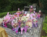 海内外的邓丽君歌迷8日在金宝山墓园献花致意。来自两岸与香港的歌迷，以歌声、鲜花、照片、CD、礼物，纪念心目中永远的偶像巨星。 （民众提供）