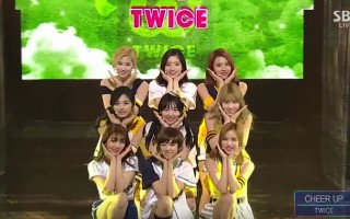 韩国女团TWICE新曲《CHEER UP》连续在3个音乐节目荣获冠军，人气红不让。（视频截图）