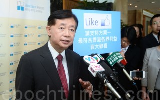 和记电讯香港行政总裁黄景辉昨出席股东会后表示，支持与现有电讯商续牌。（宋祥龙／大纪元）