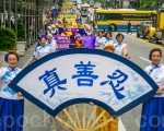 组图7:万人游行 曼哈顿高楼群的独特风景线