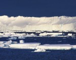 研究人员指出，覆盖在东南极洲上的冰河正在快速消融，图为2015年发布的东南极洲最大的冰川──120公里长，30多公里宽的托滕冰川。(Esmee van Wijk/CSIRO/AFP)