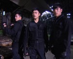 简宏霖（左起）、林佑威、黄腾浩在《我的极品男友》中化身特种部队拍摄一场抢救人质行动。（三立提供）