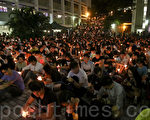 去年六四26周年當晚，香港大學舉行燭光悼念活動，大批同學參加。（大紀元資料圖片）