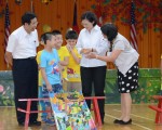 中華民國總統蔡英文（右2）5月27日視察新北市乾華國小了解偏鄉教育情形，圖與學童們一起玩起彈珠台，親切互動。（中央社）