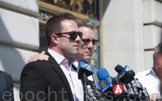 2015年9月1日，14号码头枪击案受害者家属正式向旧金山和联邦责任部门索赔。图为受害人凯瑟琳‧斯坦勒的弟弟Brad（左）和父亲James（右）难掩悲痛。（大纪元资料图）