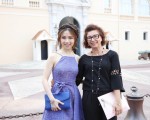 作为品牌首位华人女性全球形象大使，邓紫棋在摩纳哥大使凯瑟琳·福特里女士的陪同下参观了摩洛哥亲王宫。（蜂鸟音乐提供）