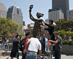 六四前，清洗舊金山花園角的民主女神像，已經成為舊金山灣區的一項傳統。（周鳳臨／大紀元）