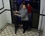 白东宝在录像中首当其冲,带头进入受害者所住的公寓,意图行窃。 (大纪元资料照)