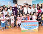 新聞主播夏嘉璐（中）陪伴親子家庭參與「大小主播來播報」母親節活動。（伊甸基金會／提供）