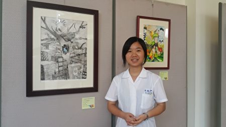 成德高中学生吴羿臻描绘生态变迁情景得到新竹美展版画第二名。（林宝云／大纪元）