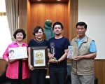 邱德宏(右2)文创艺术，荣获“台湾金印奖”。（许享富 /大纪元）