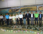 林右昌(右4)和與會嘉賓在地板的巨幅台灣鳥瞰圖航道上，放置印有「基隆啟航‧重返榮耀」的紙船祈福。（陳秀媛／大紀元）