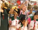 家扶親子包粽 家樂福愛心粽義賣