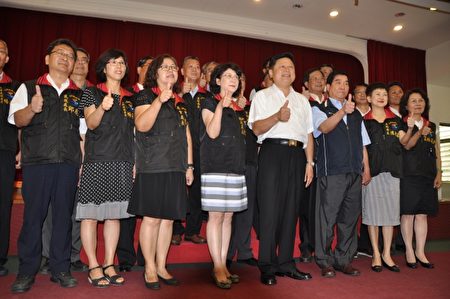 花莲县长傅崐萁(右四)他感恩县府团体将士用命,也感谢乡亲再次的肯定,让他第七度拿下五星级县长头衔。(郭千华/大纪元)