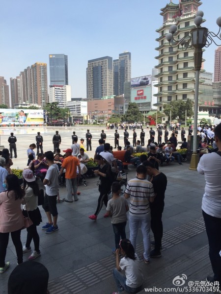 河南郑州、南阳、洛阳、安阳、许昌、驻马店等6座城市上千名家长示威抗议,呼吁教育公平。图为郑州市抗议现场。(网络图片)