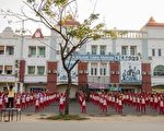 印尼皇冠学院150名师生学炼法轮功