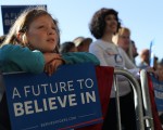 昨天（5月10日）西弗吉尼亚州及内布拉斯加州举行两党总统初选，如选前所料，川普和桑德斯胜出。桑德斯近期已在美国本土的初选取得二连胜，对希拉里构成极大威胁。图为加州支持桑德斯的选民。(Justin Sullivan/Getty Images)