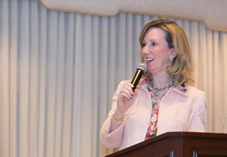 联邦国会议员康斯托克(Barbara Comstock)对华府大纪元的获奖表示特别祝贺(李莎/大纪元)