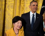 週四（5月19日），來自臺灣的普渡大學教授何汪瑗（Nancy Ho）及柏克萊加大教授胡正明（Chenming Hu），獲奧巴馬總統頒發「國家技術創新」獎章，這是美國政府授予科學家的最高榮譽。圖為授奬的何博士與奧巴馬總統合照。(Drew Angerer/Getty Images)