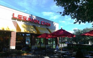 早期华裔妇女蕾安（Leann）以其精湛的厨艺在明尼苏达州打出名号，并开设知名“蕾安陈”（Leeann Chin）中餐馆连锁店，好莱坞知名明星史恩•康纳莱是股东之一。（Leann Chin脸书）