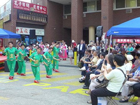 中华总商会28日在孔子大厦广场举办亚裔传统庆祝会。