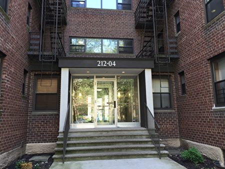 白石鎮中國女留學生遭割臉案主謀嫌犯威爾遜·賴（Wilson Lai）居住在皇后區奧克蘭花園（Oakland Garden）一棟合作公寓大樓的一樓。