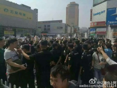 河南郑州、南阳、洛阳、安阳、许昌、驻马店等6座城市上千名家长示威抗议,呼吁教育公平。图为郑州市抗议现场。(网络图片)