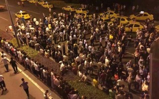 5月25日，在重庆市渝北区双方爆发了大规模的流血冲突事件，现场有上万辆出租车汇集，将道路封堵，当地政府调动数千警力镇压，场面一度失控。（网络图片）
