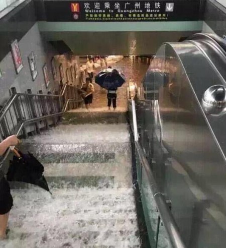 近日,广州遭暴雨袭击,全城被淹。图为雨水倒灌地铁成瀑布。(网络图片)