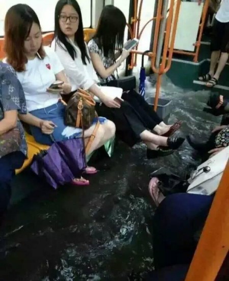 近日,广州遭暴雨袭击,全城被淹。图为雨水倒灌地铁成瀑布。(网络图片)