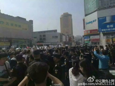 河南郑州、南阳、洛阳、安阳、许昌、驻马店等6座城市上千名家长示威抗议,呼吁教育公平。图为郑州市抗议现场。(网络图片)