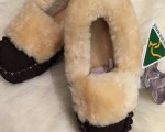 一些中國製造的羊毛鞋被貼上了「澳洲製造」的標籤，製造商Kingdom Groups International Pty Ltd被投訴侵權，被澳洲競爭與消費者委員會（簡稱澳競消委，ACCC）罰款1.08萬澳元。圖為被投訴侵權的中國製造的羊毛鞋。（澳洲競爭與消費者委員會）