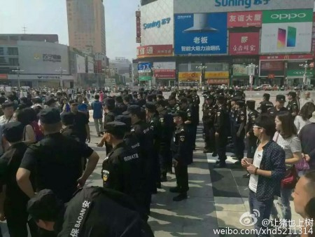 河南郑州、南阳、洛阳、安阳、许昌、驻马店等6座城市上千名家长示威抗议,呼吁教育公平。图为郑州市抗议现场。(网络图片)