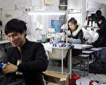 中国南方制造业中心广东省呈现出萧条景象：一些工厂受到高成本和需求不确定的压力，开始按天招散工；一些工厂倒闭，以至于工厂主沦落为打工仔。(Zhong Zhi/Getty Images)