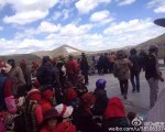 5月6日，四川甘孜藏族自治州康定縣塔公鄉近千藏民堵路靜坐示威，與大量警察對峙，抗議融達鋰業有限公司開採鋰礦排放毒水，導致水源處的魚全部死亡。（網絡圖片）