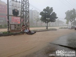 广东省近日遭遇极端罕见的强降雨袭击,茂名市信宜市成重灾区。(网络图片)