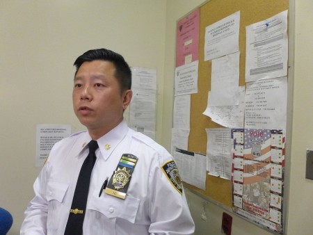 五分局局長吳銘恒希望社區民眾不要怕警察,不諳英文者可以要求中文翻譯服務。