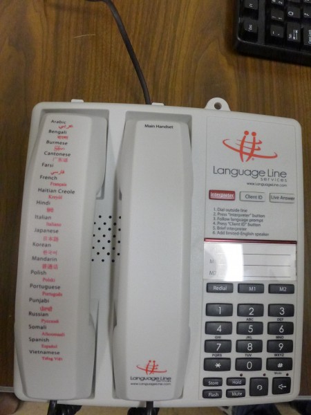 紐約大部份警局現在都設有語言專線「Language Line」,電話有兩部分機和多條線路,提供至少19種不同語種的翻譯。