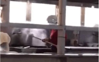 西安電子科技大學老校區東區食堂一名餐廳工作人員在熱水鍋裡涮拖把。（網絡圖片）