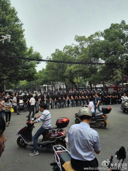 自5月3日开始，连续三天，湖南衡阳县近2千名教师到县政府门口讨薪，4日，大批警察到场镇压。（网络图片）