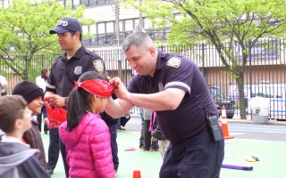 纽约教育局与警察局合作 让警察走进课堂