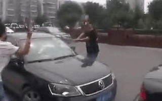 近日，网络上流传一段视频，记录了北京公安便衣在当街拦车抓人的场景。片中多名便衣警察手持球棍猛砸疑犯车窗、狂殴疑犯，让人分不清谁是警，谁是匪。（视频截图）